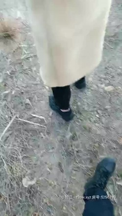 【跟老婆闺蜜偷情】乡间小路上，一堆野鸳鸯车震，撒尿舌吻，紧张刺激，快活似神仙无套内射 截图1