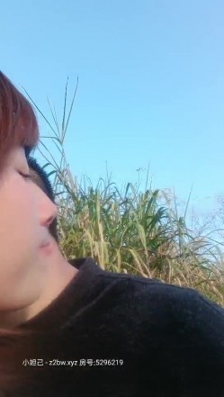 【跟老婆闺蜜偷情】乡间小路上，一堆野鸳鸯车震，撒尿舌吻，紧张刺激，快活似神仙无套内射 截图2
