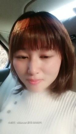 【跟老婆闺蜜偷情】乡间小路上，一堆野鸳鸯车震，撒尿舌吻，紧张刺激，快活似神仙无套内射 截图4