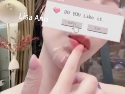 顶级性感尤物女神【LisaAnn】群P淫乱盛宴，绿帽老公带小母狗娇妻体验多跟肉棒的快感 被干的哭腔呻吟 极度淫骚 截图5