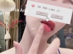 顶级性感尤物女神【LisaAnn】群P淫乱盛宴，绿帽老公带小母狗娇妻体验多跟肉棒的快感 被干的哭腔呻吟 极度淫骚 截图6