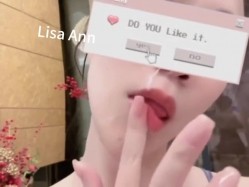 顶级性感尤物女神【LisaAnn】群P淫乱盛宴，绿帽老公带小母狗娇妻体验多跟肉棒的快感 被干的哭腔呻吟 极度淫骚 截图11