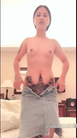 高颜值网红奶茶妹辞去工作后和几个男性朋友一起吃完饭到酒店3P,还说不能同时被3个人一起干,胸大性感.国语! 截图6
