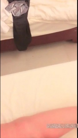 高颜值网红奶茶妹辞去工作后和几个男性朋友一起吃完饭到酒店3P,还说不能同时被3个人一起干,胸大性感.国语! 截图11