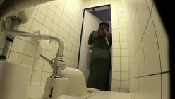 PYM-461 公園で性欲暴走 公衆トイレ放尿オナニー盗撮 截图7
