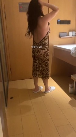 喜欢这样的身材吗？来个哥们一起弄她，这大奶子谁看谁不迷煳？展示一下东北大妞的大屁股，被无套了！ 截图3