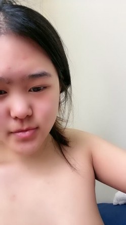 闷骚的蜜桃臀小少妇全程露脸跟小哥啪啪，激情上位给小哥喂奶子吃，口交大鸡巴让大哥骑着脖子草嘴，自慰骚穴 截图5