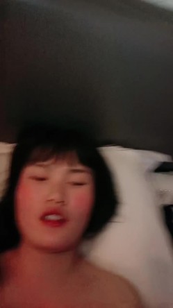 粉系骚女友露脸跟男友酒店造爱，让小哥草嘴口交大沙发上激情啪啪，让小哥揉着奶子上位，爆草抽插射了一肚子 截图16