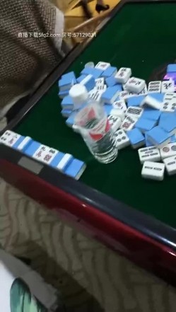 勾搭麻将馆的小老帮娘真骚，撩两句就让上摸她奶子去厕所给口交，小舌头非常灵活后入爆草床上激情上位 截图2