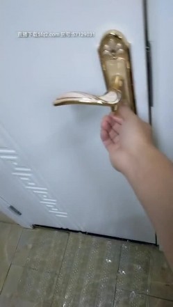 勾搭麻将馆的小老帮娘真骚，撩两句就让上摸她奶子去厕所给口交，小舌头非常灵活后入爆草床上激情上位 截图5