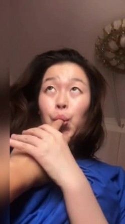嫂子你真美，嫂子你真浪，女上位风骚地摇摆，还笑着问问咧：‘爽不爽’，‘要得’！ 截图6