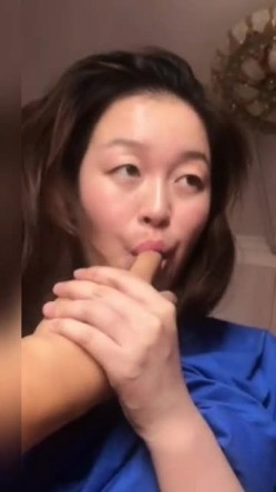 嫂子你真美，嫂子你真浪，女上位风骚地摇摆，还笑着问问咧：‘爽不爽’，‘要得’！ 截图7