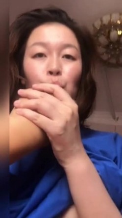 嫂子你真美，嫂子你真浪，女上位风骚地摇摆，还笑着问问咧：‘爽不爽’，‘要得’！ 截图8