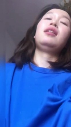 嫂子你真美，嫂子你真浪，女上位风骚地摇摆，还笑着问问咧：‘爽不爽’，‘要得’！ 截图9