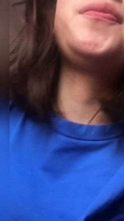 嫂子你真美，嫂子你真浪，女上位风骚地摇摆，还笑着问问咧：‘爽不爽’，‘要得’！ 截图11