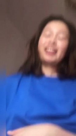 嫂子你真美，嫂子你真浪，女上位风骚地摇摆，还笑着问问咧：‘爽不爽’，‘要得’！ 截图12