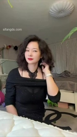 抖音极品熟女【蓝姐姐】隔壁精致的阿姨，道具自慰，大尺度掰逼展示，喜欢靓熟女的不可错过 截图1