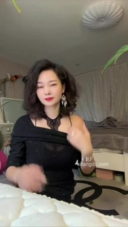 抖音极品熟女【蓝姐姐】隔壁精致的阿姨，道具自慰，大尺度掰逼展示，喜欢靓熟女的不可错过 截图2