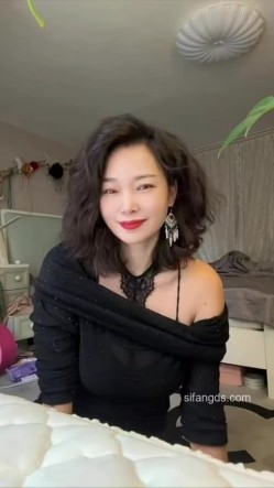 抖音极品熟女【蓝姐姐】隔壁精致的阿姨，道具自慰，大尺度掰逼展示，喜欢靓熟女的不可错过 截图3