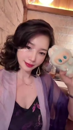 抖音极品熟女【蓝姐姐】隔壁精致的阿姨，道具自慰，大尺度掰逼展示，喜欢靓熟女的不可错过 截图4