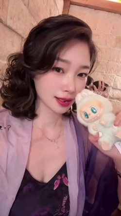 抖音极品熟女【蓝姐姐】隔壁精致的阿姨，道具自慰，大尺度掰逼展示，喜欢靓熟女的不可错过 截图5