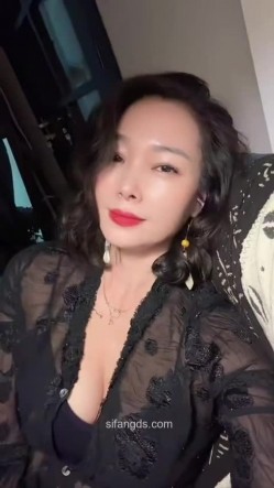 抖音极品熟女【蓝姐姐】隔壁精致的阿姨，道具自慰，大尺度掰逼展示，喜欢靓熟女的不可错过 截图6