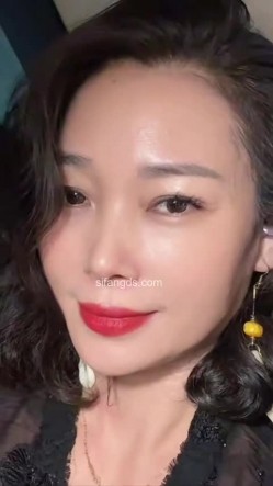抖音极品熟女【蓝姐姐】隔壁精致的阿姨，道具自慰，大尺度掰逼展示，喜欢靓熟女的不可错过 截图7