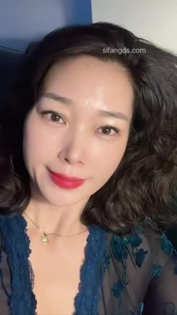 抖音极品熟女【蓝姐姐】隔壁精致的阿姨，道具自慰，大尺度掰逼展示，喜欢靓熟女的不可错过 截图8