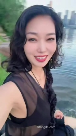 抖音极品熟女【蓝姐姐】隔壁精致的阿姨，道具自慰，大尺度掰逼展示，喜欢靓熟女的不可错过 截图9