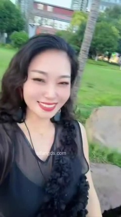 抖音极品熟女【蓝姐姐】隔壁精致的阿姨，道具自慰，大尺度掰逼展示，喜欢靓熟女的不可错过 截图10