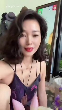 抖音极品熟女【蓝姐姐】隔壁精致的阿姨，道具自慰，大尺度掰逼展示，喜欢靓熟女的不可错过 截图11
