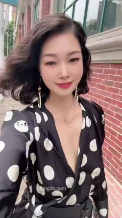 抖音极品熟女【蓝姐姐】隔壁精致的阿姨，道具自慰，大尺度掰逼展示，喜欢靓熟女的不可错过 截图13