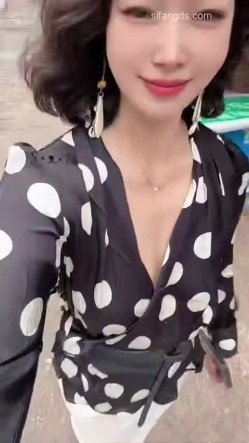抖音极品熟女【蓝姐姐】隔壁精致的阿姨，道具自慰，大尺度掰逼展示，喜欢靓熟女的不可错过 截图14