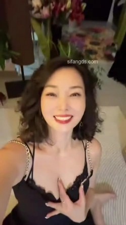 抖音极品熟女【蓝姐姐】隔壁精致的阿姨，道具自慰，大尺度掰逼展示，喜欢靓熟女的不可错过 截图15
