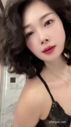 抖音极品熟女【蓝姐姐】隔壁精致的阿姨，道具自慰，大尺度掰逼展示，喜欢靓熟女的不可错过 截图16