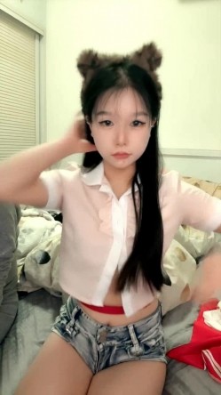 大叔的骚宝贝，全程露脸黑丝诱惑颜值高，乖巧听话深喉舔弄大鸡巴，主动上位让大叔压在身下爆草干到射真刺激 截图1