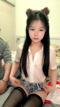 大叔的骚宝贝，全程露脸黑丝诱惑颜值高，乖巧听话深喉舔弄大鸡巴，主动上位让大叔压在身下爆草干到射真刺激 截图3