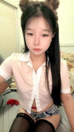 大叔的骚宝贝，全程露脸黑丝诱惑颜值高，乖巧听话深喉舔弄大鸡巴，主动上位让大叔压在身下爆草干到射真刺激 截图4