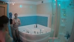 关系很好的小姐妹一起洗澡 一个女生先进去 趁其它人还没进来 借脱衣服的空档自己先揉下逼小爽一下 截图16