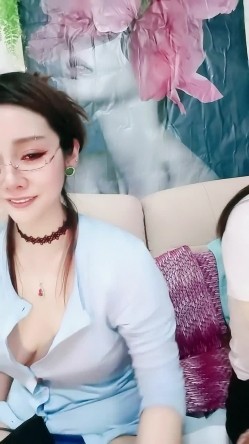 【戴眼镜的老师】淫荡三女 狂约技师 争着吃鸡吧 无套啪啪 骑乘吃奶 内射 口爆 截图1