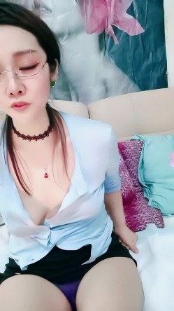 【戴眼镜的老师】淫荡三女 狂约技师 争着吃鸡吧 无套啪啪 骑乘吃奶 内射 口爆 截图2