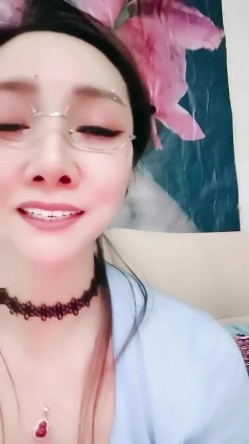 【戴眼镜的老师】淫荡三女 狂约技师 争着吃鸡吧 无套啪啪 骑乘吃奶 内射 口爆 截图4