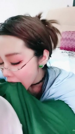 【戴眼镜的老师】淫荡三女 狂约技师 争着吃鸡吧 无套啪啪 骑乘吃奶 内射 口爆 截图10