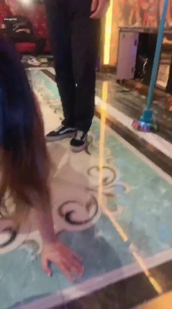 《极品反差婊 泄密》露脸才是王道！推特清纯大波翘臀奔放正妹【辉夜姬】私拍各种反人类调教群P喝尿炮击多人颜射场面令人乍舌 截图12