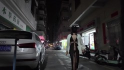 深夜出门吃夜宵，【cikaimoonLiWaynix】城市露出，被路人拿手机拍摄，大叔们看傻眼了，刺激 截图1