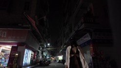 深夜出门吃夜宵，【cikaimoonLiWaynix】城市露出，被路人拿手机拍摄，大叔们看傻眼了，刺激 截图2