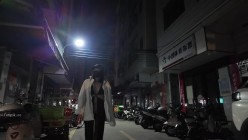 深夜出门吃夜宵，【cikaimoonLiWaynix】城市露出，被路人拿手机拍摄，大叔们看傻眼了，刺激 截图3