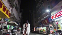 深夜出门吃夜宵，【cikaimoonLiWaynix】城市露出，被路人拿手机拍摄，大叔们看傻眼了，刺激 截图4