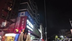 深夜出门吃夜宵，【cikaimoonLiWaynix】城市露出，被路人拿手机拍摄，大叔们看傻眼了，刺激 截图6