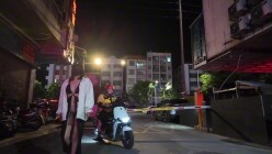 深夜出门吃夜宵，【cikaimoonLiWaynix】城市露出，被路人拿手机拍摄，大叔们看傻眼了，刺激 截图8